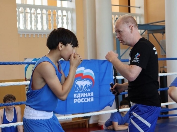 Олимпийский чемпион Алексей Тищенко провел тренировку по боксу для омичей