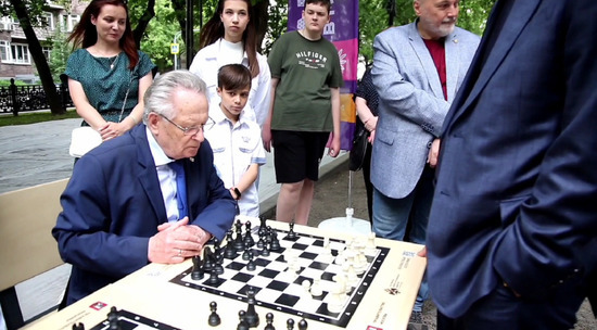 Владимир Мединский не решился сыграть партию в шахматы со своим отцом, и отдал первенство Сергею Карякину: видео