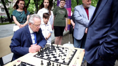 Владимир Мединский не решился сыграть партию в шахматы со своим отцом, и отдал первенство Сергею Карякину: видео