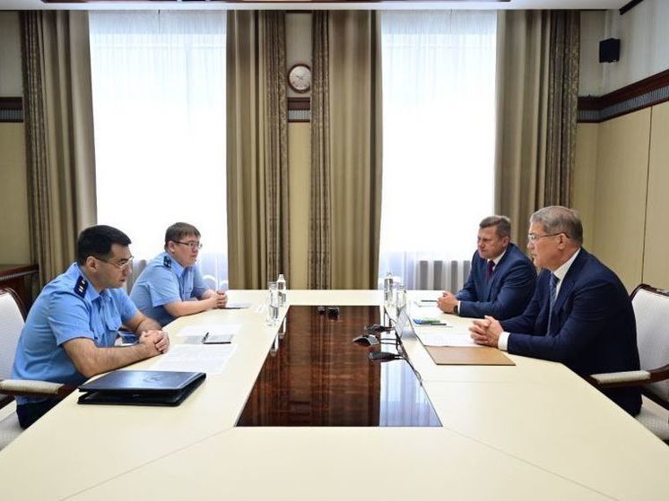 Радий Хабиров встретился с Приволжским транспортным прокурором Дмитрием Коношом