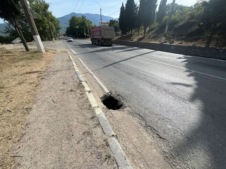 В районе Алушты на дороге появилась дыра из-за грунтовых вод