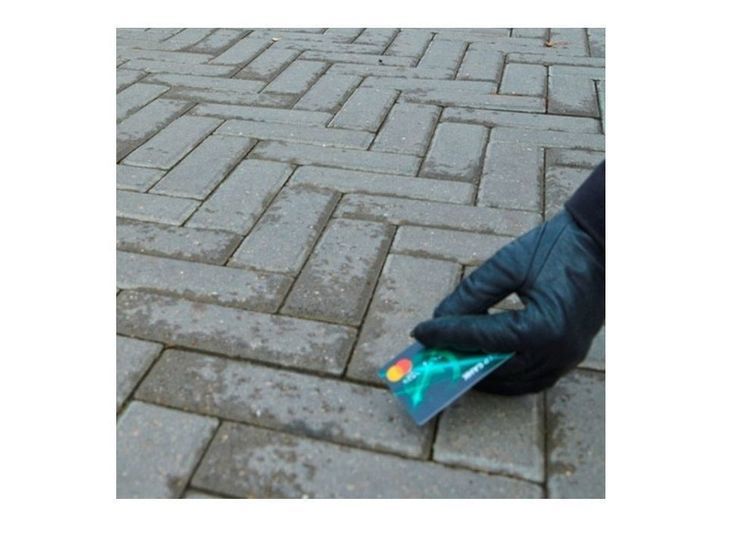 Ярцевчанка нашла чужую банковскую карту и купила себе уголовное дело