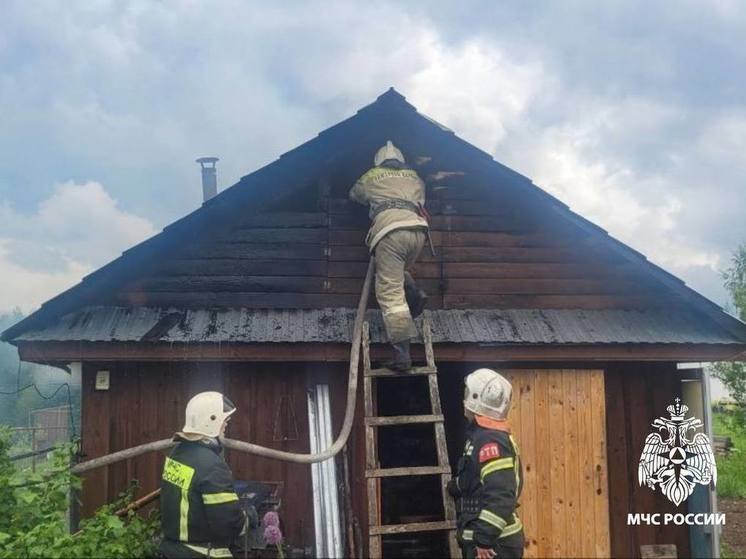 В Тверской области потушили горящую баню