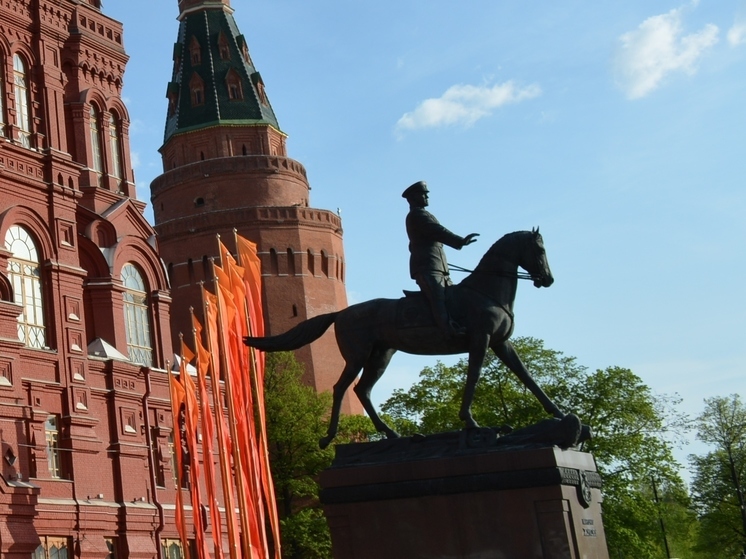 Следствие просит об аресте женщин, испортивших памятник Жукову в Москве