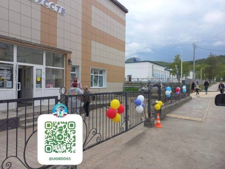 В Долинском районе несовершеннолетняя гонщица на скутере влетела в забор