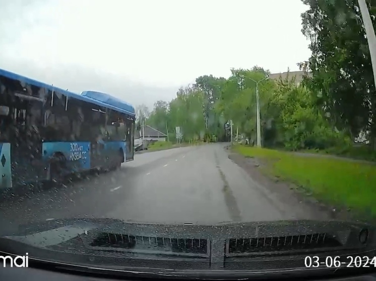 Водитель автобуса чуть не устроил двойное ДТП на встречной полосе в Новокузнецке