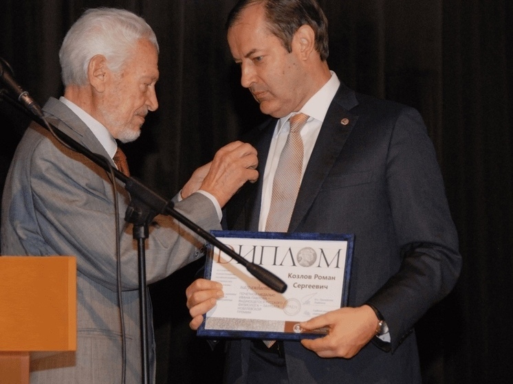 Ректору СГМУ Роману Сергеевичу Козлову была вручена медаль имени академика Павлова от Российской академии естественных наук (РАЕН)