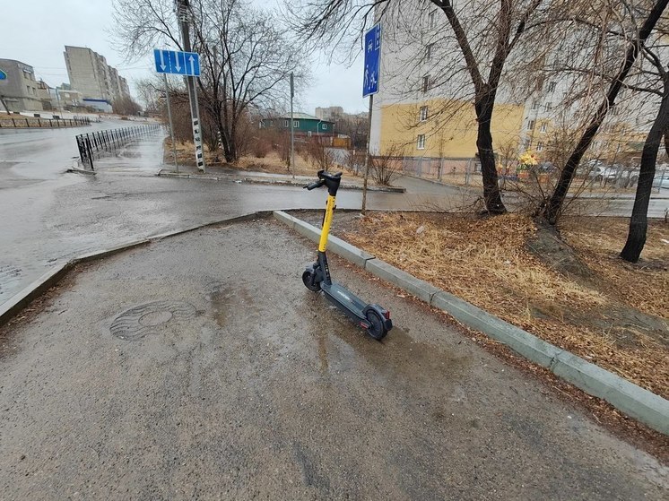 Сильный оргазм русской девчонки во время бурного домашнего секса на диване