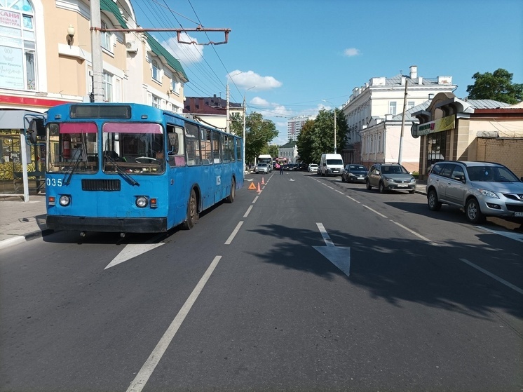В Орле троллейбус проехался по пассажиру