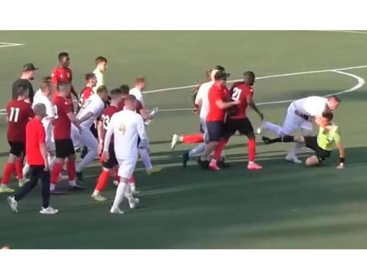 Липецкие футболисты напали на судью во время матча в Брянске