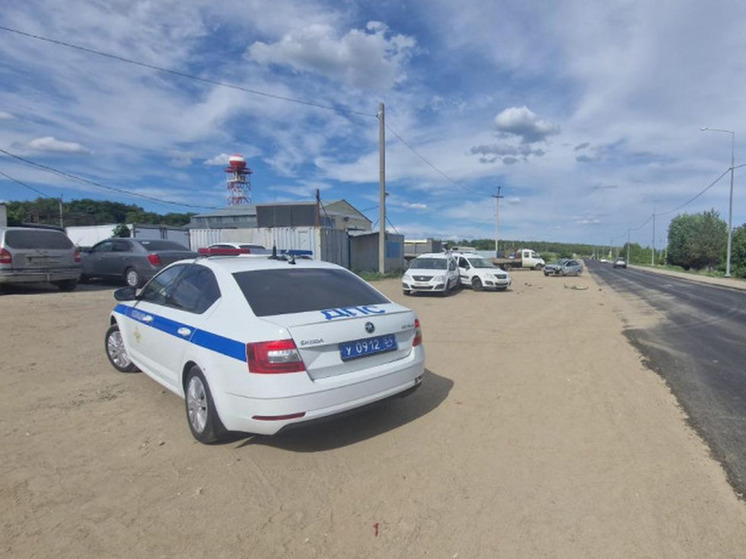 Пенсионер на "Гранте" устроил "бильярд" на парковке под Саратовом