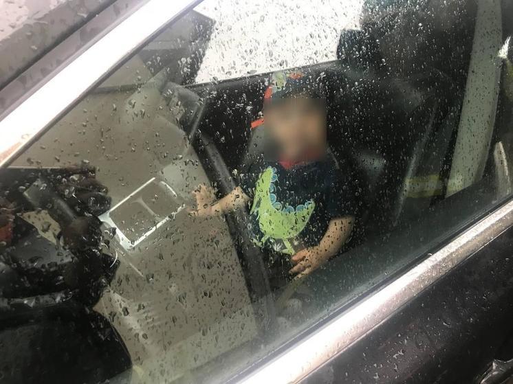 Спасатели освободили малыша, который себя запер в машине