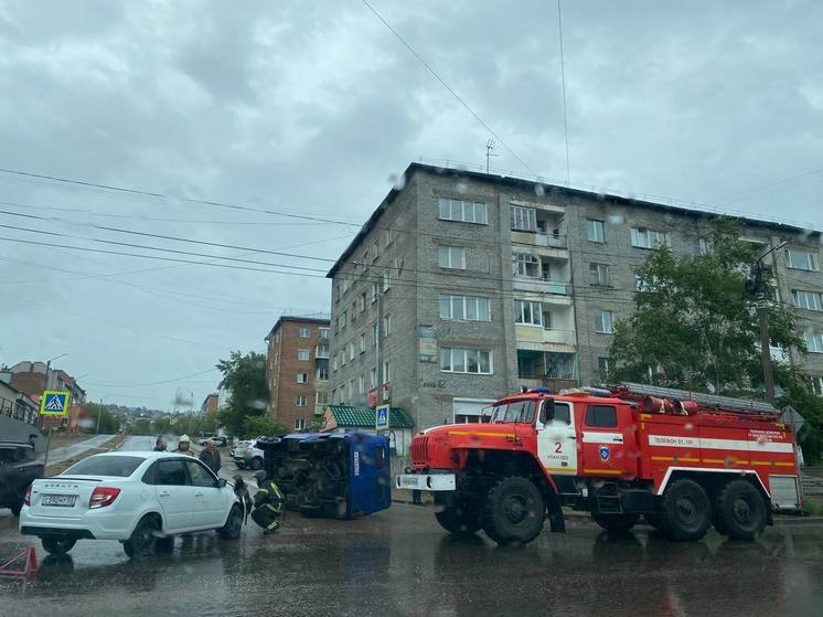 В Улан-Удэ автомобиль УАЗ на перекрёстке лег на бок