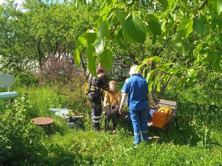 В Подмосковье спасли пенсионерку, упавшую в 12-метровй колодец