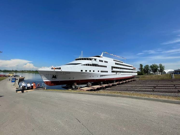 В Петербурге спустили на воду первое пассажирское судно для круизов по Арктике
