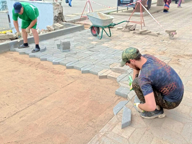 На Привокзальной площади в Кирове началась перекладка брусчатки