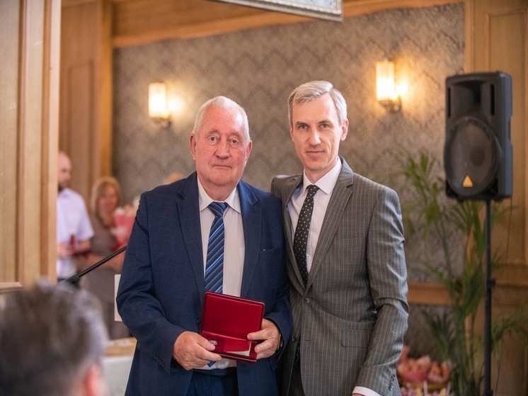 Василий Анохин вручил главам районов заслуженные награды