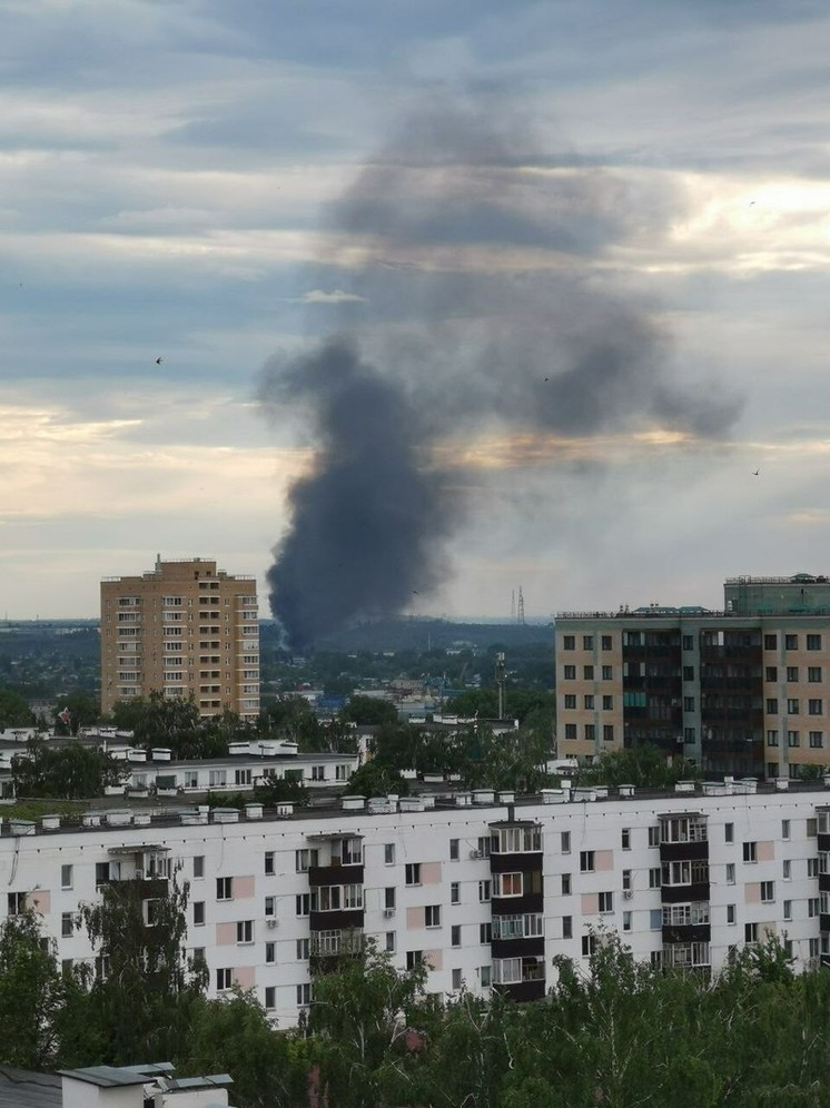 Столб дыма в Набережных Челнах поднялся из-за горевшего мусора