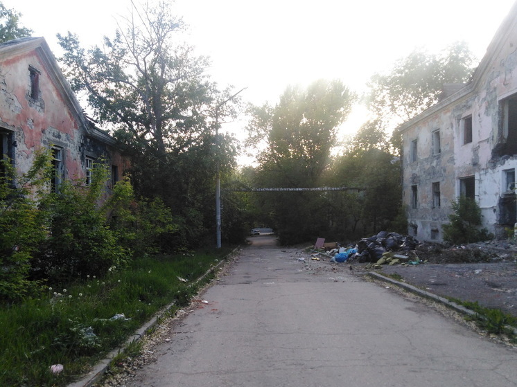 В Саратове возле аварийных домов растут горы мусора