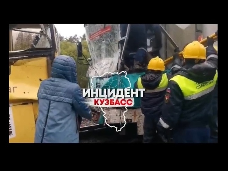Видео со спасением водителя из трамвая после ДТП в Кемерове появилось в Сети