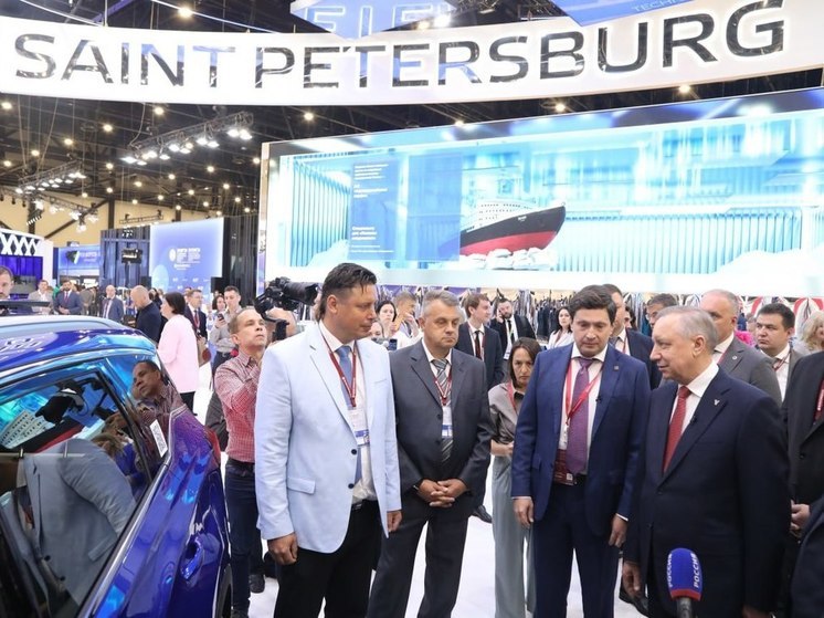Беглов принял участие в презентации инвестпроектов в павильоне Петербурга на ПМЭФ
