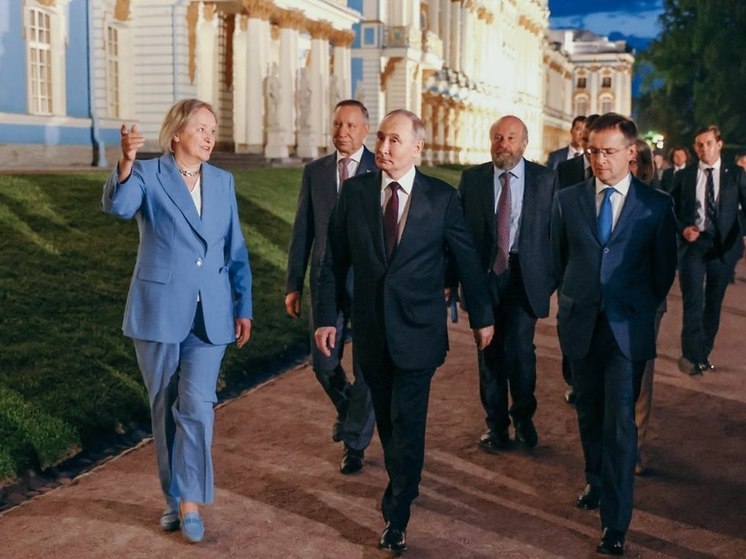 Путин первым посетил новую выставку в Царском селе