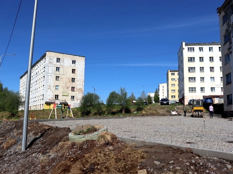В Никеле благоустраивают дворовые проезды