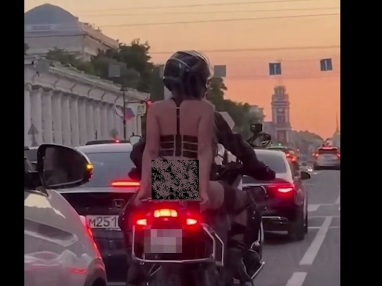 В Петербурге заметили пассажирку мотоцикла, катавшуюся по городу в стрингах