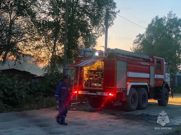 В Долинском районе произошёл крупный пожар в нежилом доме