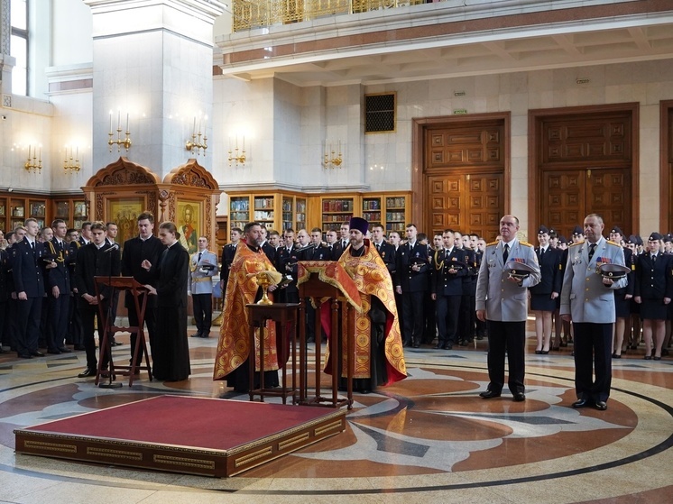 В хабаровском храме прошел молебен для курсантов института МВД