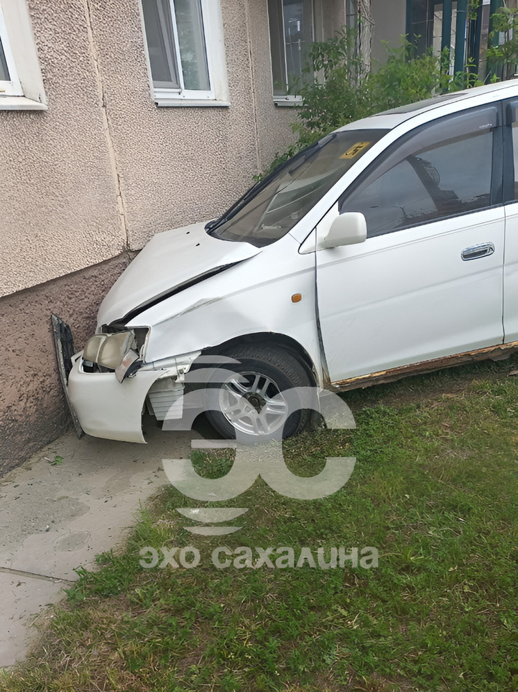  В Южно-Сахалинске водитель иномарки получил инсульт и врезался в многоэтажку