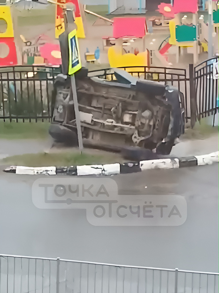  В Охе торопливый внедорожник опрокинулся на тротуар возле детсада