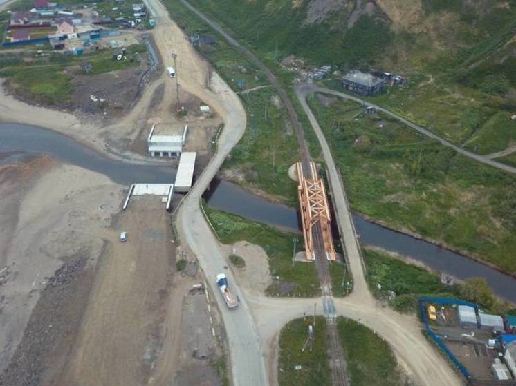 На Сахалине полным ходом идет строительство моста через реку Целебную