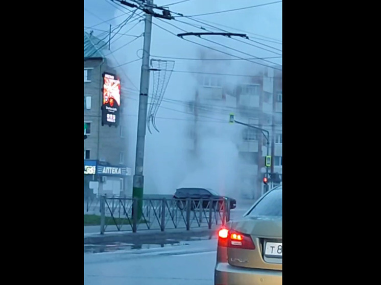 В Пензе на улице Суворова забил фонтан из кипятка высотой с пятиэтажку
