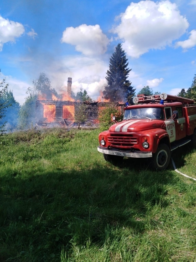 Заброшенный дом полыхал в Карелии, едва не загорелась котельная