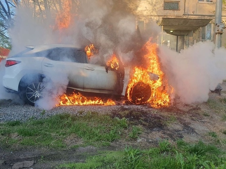 В Мурманске ночью полыхал автомобиль