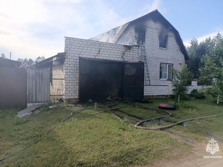 Дом и гараж сгорели в брянских Клинцах