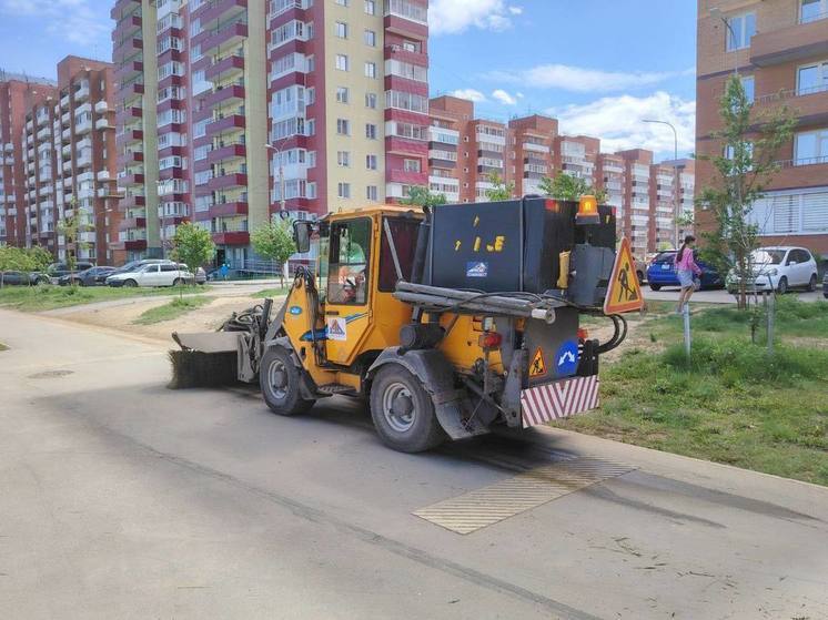 В Иркутске продолжают ежедневно убирать улицы города