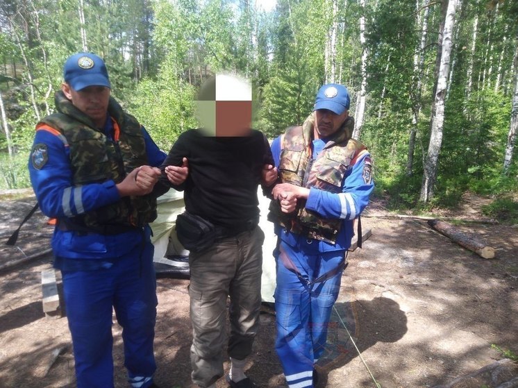 Спасатели вывели из леса пожилого мужчину, которому стало плохо у Травкино
