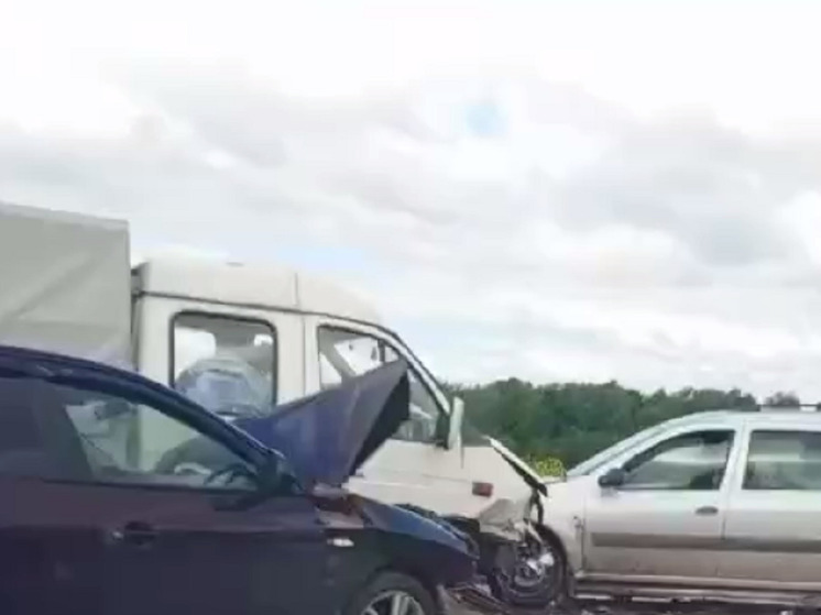 В Тверской области возле поворота столкнулись три автомобиля