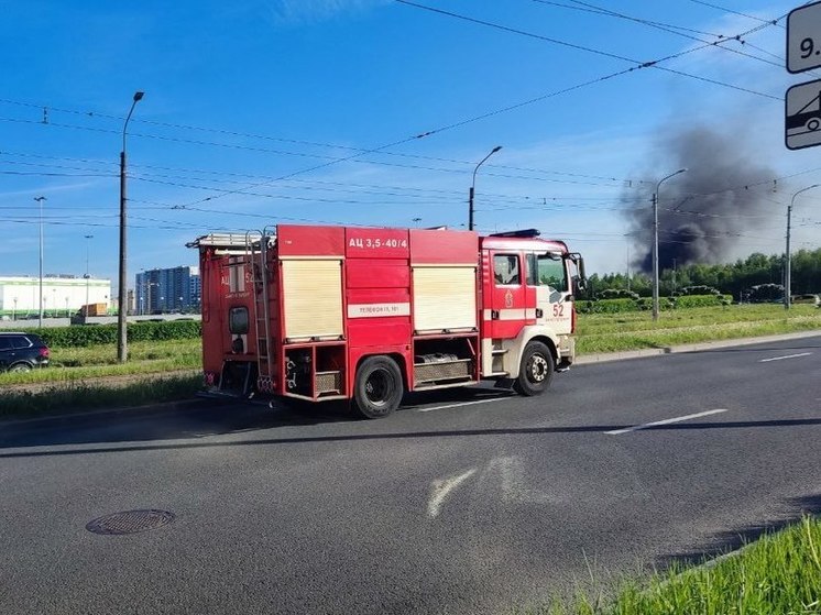 На тушение дома и бани в СНТ «Форт-Ино» под Выборгом отправились 12 пожарных