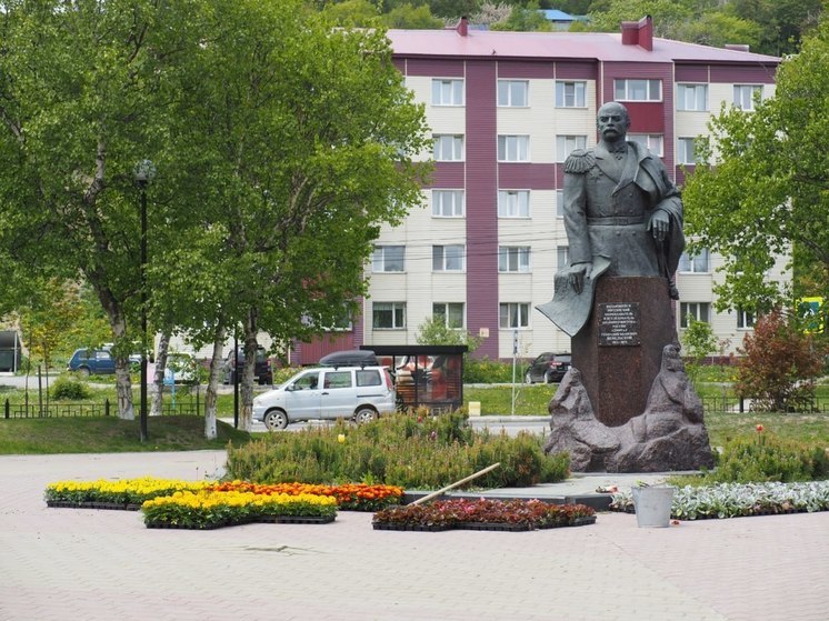 Улицы Корсакова украсили тысячи ярких цветов