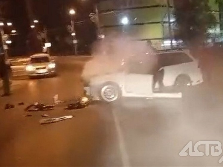 В Южно-Сахалинске автомобиль влетел в столб у «Орбиты»