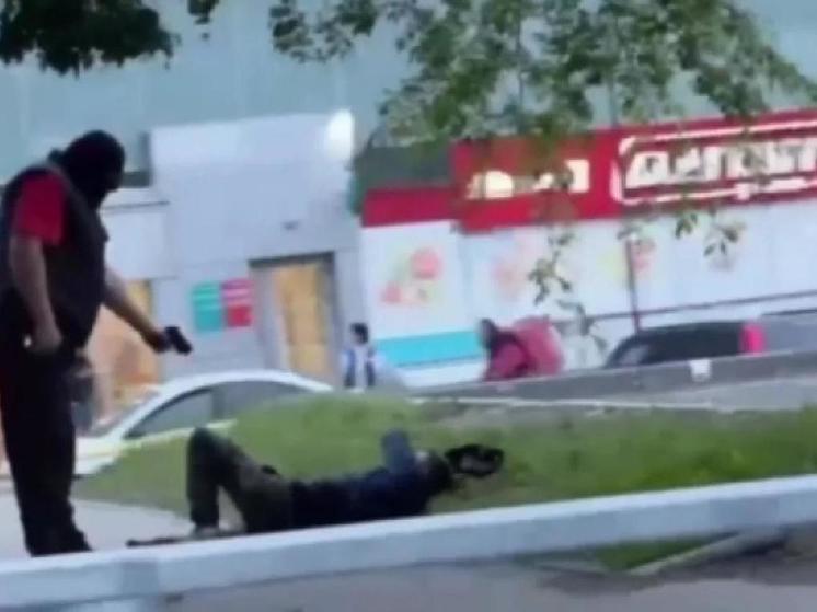 В Новосибирске задержали напавшего на прохожего с пистолетом мужчину