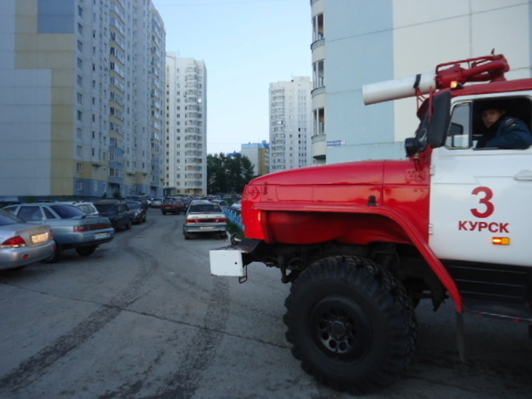 В Курске на проспекте Вячеслава Клыкова пожар в жилом доме повредил мебель