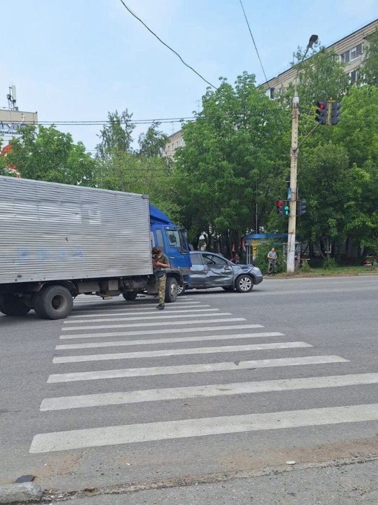 Фура въехала в легковушку на улице Суворова в Хабаровске