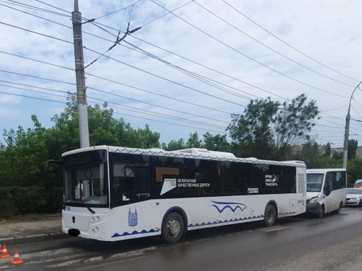 В пригородный автобус на Радуге врезалась маршрутка