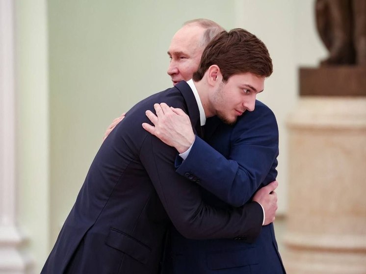 Глава Чечни Рамзан Кадыров сообщил о том, что его второй по старшинству сын Али (по данным СМИ, это "домашнее" имя наследника, также в прессе упоминалось имя Эли - официально его зовут Зелимхан) удостоился встречи с президентом РФ Владимиром Путиным