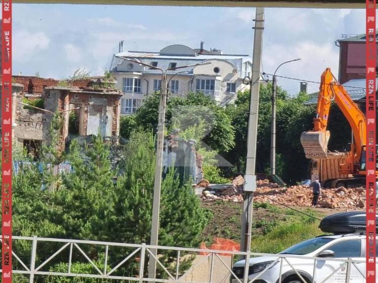 У стадиона «Спартак» в Рязани снесли старые помещения касс