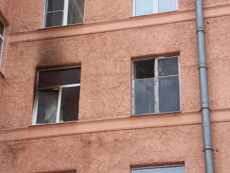 Пожарные потушили квартиру на улице Шахтерской славы в Сланцах 8 июня
